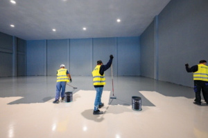 En la imagen se ven dos técnicos haciendo un suelo.